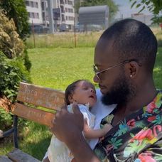 Blaze cu fiica în brațe