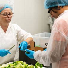  Șef sub acoperire, 21 noiembrie 2024. Dragoș Popa merge la fabrica de producție Domino's Pizza, unde o cunoaște pe Claudia Leca. Pâna ca ziua de muncă să se încheie, acesta sesizează o probl (3)