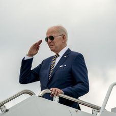 Joe Biden salută mulțimea când coboară din avionul prezidențial, Air Force One

