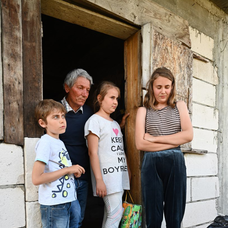 Frații Anghel își fac bagajele pentru a pleca în prima vacanță împreună, cu ajutorul echipei Visuri la cheie