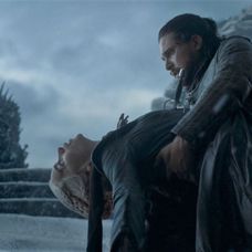 Jon Snow (Kit Harington) o ucide pe Daenerys Targaryen (Emilia Clarke)