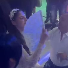 adi si mireasa in genunchi la nunta