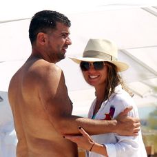 Simona Halep și Toni Iuruc zâmbesc după ce au fost surprinși la plajă, în stațiunea Mamaia (România), în vara anului 2019