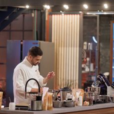 Finala MasterChef România, 16 decembrie 2025. Începe proba desertului, cea care poate decide totul. Emoțiile finaliștilor ating cote maxime atunci când Florin Dumitrescu pune trofeul pe bancul fi (7)