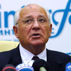 Mihail Gorbaciov oferă un interviu presei occidentale