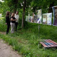 Titica și Dariana sunt surprinse cu o expoziție care se lasă cu lacrimi. Dragoș Bucur le prezintă, într-un mod un (2)