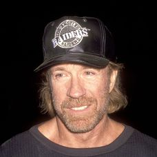 Chuck Norris zâmbește discret în fața camerei