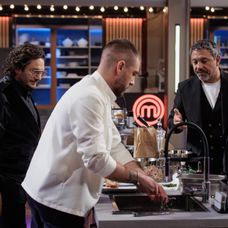 Finala MasterChef, 11 decembrie 2024. Prima probă a finalei a început. Georgiana, Sebi și Gabriel trebuie să pregătească aperitive spectaculoase „Vreau să fie foarte greu să decid. Așa vreau să f (14)