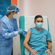 Cei care primesc ambele doze de vaccin anti-Covid pot renunța la măști în spații închise