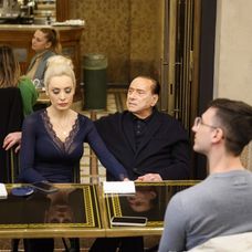 Silvio Berlusconi și iubita lui, Marta Fascina, iau masa la restaurant