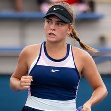 Sara Bejlek pe teren la US Open, sărbătorind un punct câștigat în timpul unei partide de tenis