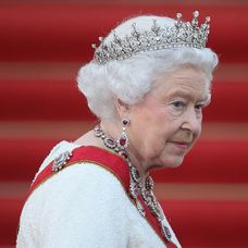 Regina Elisabeta a II-a privește în lateral, în timpul unui eveniment oficial găzduit la Palatul Buckingham 
