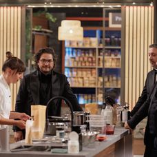 Finala MasterChef România, 16 decembrie 2025. Începe proba desertului, cea care poate decide totul. Emoțiile finaliștilor ating cote maxime atunci când Florin Dumitrescu pune trofeul pe bancul fi (4)