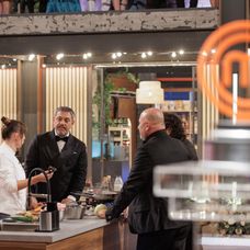 Finala MasterChef România,16 decembrie 2025. Începe prima probă a finalei sezonului 10. Foștii concurenți își exprimă la unison antipatia pentru Florin Drăgoiu și le fac galerie celorlalți doi fi (10)