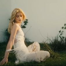 Andia într-o rochie diafană, în videoclipul piesei „Scrie-mi orice”