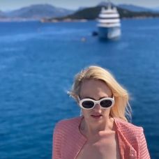 rebel-wilson-si-a-dus-iubita-in-vacanta-cu-elicopterul-cine-e-ramona-agruma