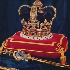 Coroana monarhilor britanici și sceptrul cu cel mai mare diamant din lume