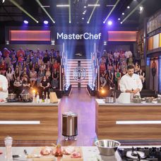 Finala MasterChef România, 16 decembrie 2025. Proba felului principal le-a dat mari bătăi de cap concurenților. Preparatul lui Florentin Drăgoiu le-a atras încă din prima clipă atenția chefilor,  (5)