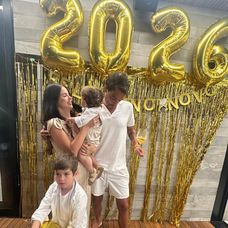 E assim começamos 2026…579 tentativas de uma foto em família e essas são as melhores que temos! (1)