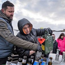 Populația civilă din Ucraina prepară cocktailuri Molotov în stradă
