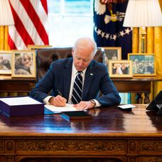 Stimulente financiare de 1,9 trilioane de dolari pentru americanii afectați de pandemie. Joe Biden, criticat de opoziție