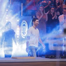Finala MasterChef, 11 decembrie 2024. Finaliștii intră în bucătăria MasterChef, pregătiți să lupte pentru marele trofeu. Cei trei concurenți sunt copleșiți d (8)
