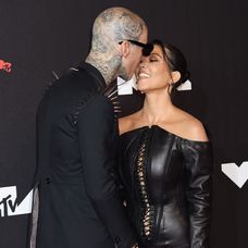 Kourtney Kardashian și Travis Baker se sărută la un eveniment MTV