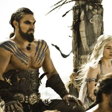 Emilia Clarke și Jason Momoa. FOTO: wall.alphacoders.com