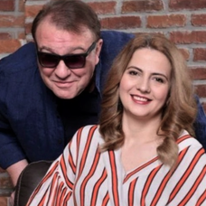 Gabriel Cotabiță și Alina Munteanu zâmbesc în fața camerei de luat vederi într-o fotografie făcută împreună