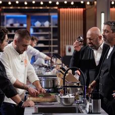 Finala MasterChef, 11 decembrie 2024. Prima probă a finalei a început. Georgiana, Sebi și Gabriel trebuie să pregătească aperitive spectaculoase „Vreau să fie foarte greu să decid. Așa vreau să f (12)