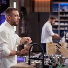 Finala MasterChef, 11 decembrie 2024. Prima probă a finalei a început. Georgiana, Sebi și Gabriel trebuie să pregătească aperitive spectaculoase „Vreau să fie foarte greu să decid. Așa vreau să f (13)