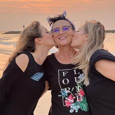 laura cosoi, sora si mama