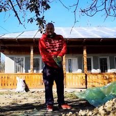 Puya își amenajează casa de la țară cu ajutorul fanilor. „Nu credeam că o să vină așa mulți”