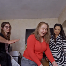 Arhitecții fac cunoștință cu familia Răceală, chiar de ziua de naștere a mamei. Cum arată garsoniera în care locuiesc Titica și Dariana „Erau atât de jenate” (2)