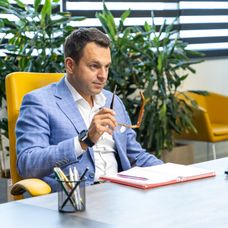 Șef sub acoperire, 21 noiembrie 2024. Eugen Ene, livratorul care a dormit în scările de bloc, este recompensat pentru munca depusă. Surpriza pe care i-a pregătit-o șeful sub acoperire îi ajută să își (6)