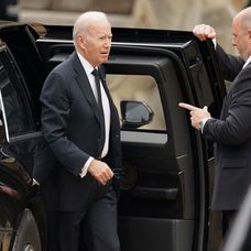 Joe Biden iese din limuzina prezindețială și este întâmpinat de oficialii de la Londra, la sosirea sa la Westminster Abbey, pentru funeraliile Reginei Elisabeta a II-a 