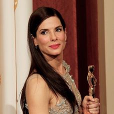 Sandra Bullock zâmbește la scurt timp după ce a primt premiul Oscar pentru interpretare în filmul The Blind Side 