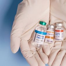 Cei care primesc ambele doze de vaccin anti-Covid pot renunța la măști în spații închise