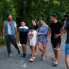 Surpriză familie - Dragoș Bucur