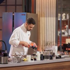 Finala MasterChef România,16 decembrie 2025. Începe prima probă a finalei sezonului 10. Foștii concurenți își exprimă la unison antipatia pentru Florin Drăgoiu și le fac galerie celorlalți doi fi (9)