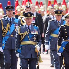 Regele Charles III, fiii săi și sora Anne însoțesc cortegiul funerar al mamei sale, către Westminster Hall
