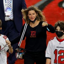 Gisele Bundchen este fotografiată alături de fiul ei, Benjamin, și fiul soțului ei, Jack, la un meci de fotbal de peste Ocean
