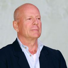 Bruce Willis pozează la un eveniment monden