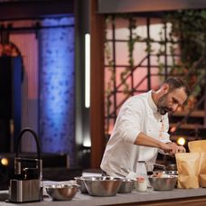 Finala MasterChef România, 16 decembrie 2025. Începe proba desertului, cea care poate decide totul. Emoțiile finaliștilor ating cote maxime atunci când Florin Dumitrescu pune trofeul pe bancul fi (8)