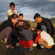 Copiii cuplului Edith Lemay - Sebastien Pelletier se joacă împreună cu copiii din Mongolia, în vacanța lor prelungită înainte de a-și pierde vederea