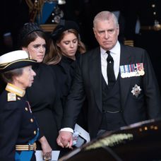 Prințul Andrew și fiica sa, Beatrice, la funeraliile Reginei Elisabeta a II-a