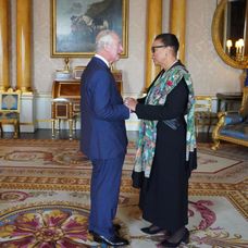Regele Charles al III-lea zâmbește amical în timp ce primește la palat oaspeți de vază care deplâng moartea Reginei Elisabeta a II-a
