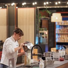 Finala MasterChef România, 16 decembrie 2025. Începe proba desertului, cea care poate decide totul. Emoțiile finaliștilor ating cote maxime atunci când Florin Dumitrescu pune trofeul pe bancul fi (6)