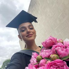 Alexia Eram, după ceremonia de absolvire a facultății, în Londra, Marea Britanie