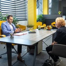Șef sub acoperire, 21 noiembrie 2024. Misiunea a ajuns la final, iar șeful sub acoperire se întâlnește cu angajații cu care a lucrat. Claudia izbucnește în lacrimi când primește cadoul din partea lui (7)
